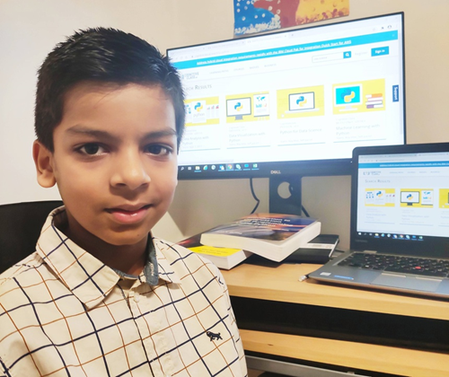 Cậu bé 6 tuổi trở thành lập trình viên AI trẻ nhất thế giới